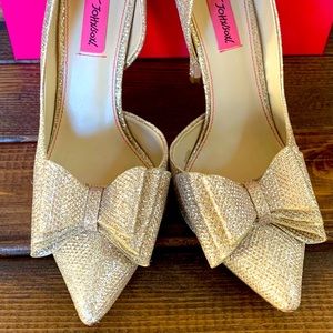 Betsey Johson Gold Pump size 7.5